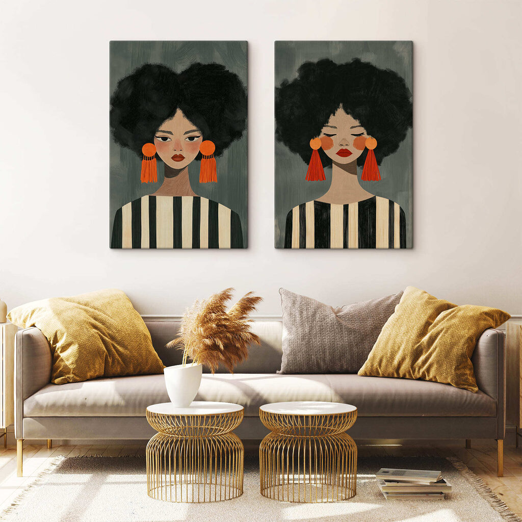 Een paar vrouwen met grote oorbellen in een interieur