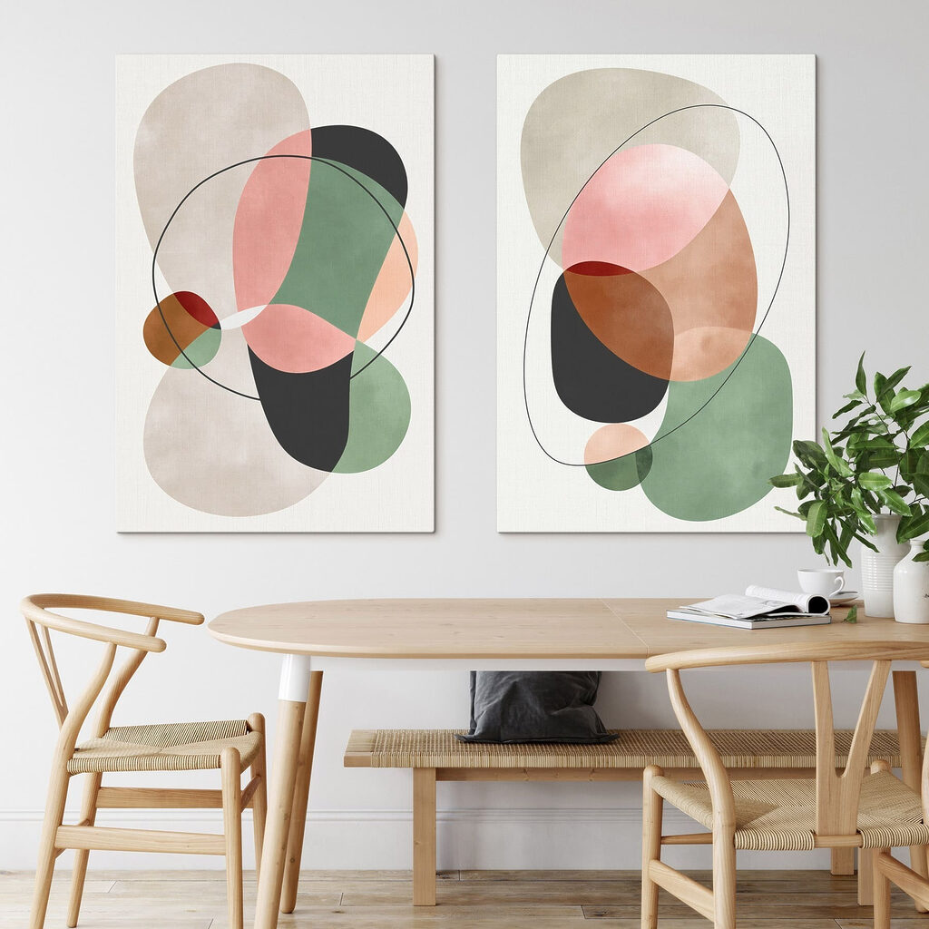 Abstracte vormen in zachte kleuren in een interieur