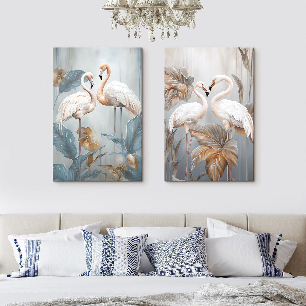 Twee vogels die op lange stengels staan in een interieur