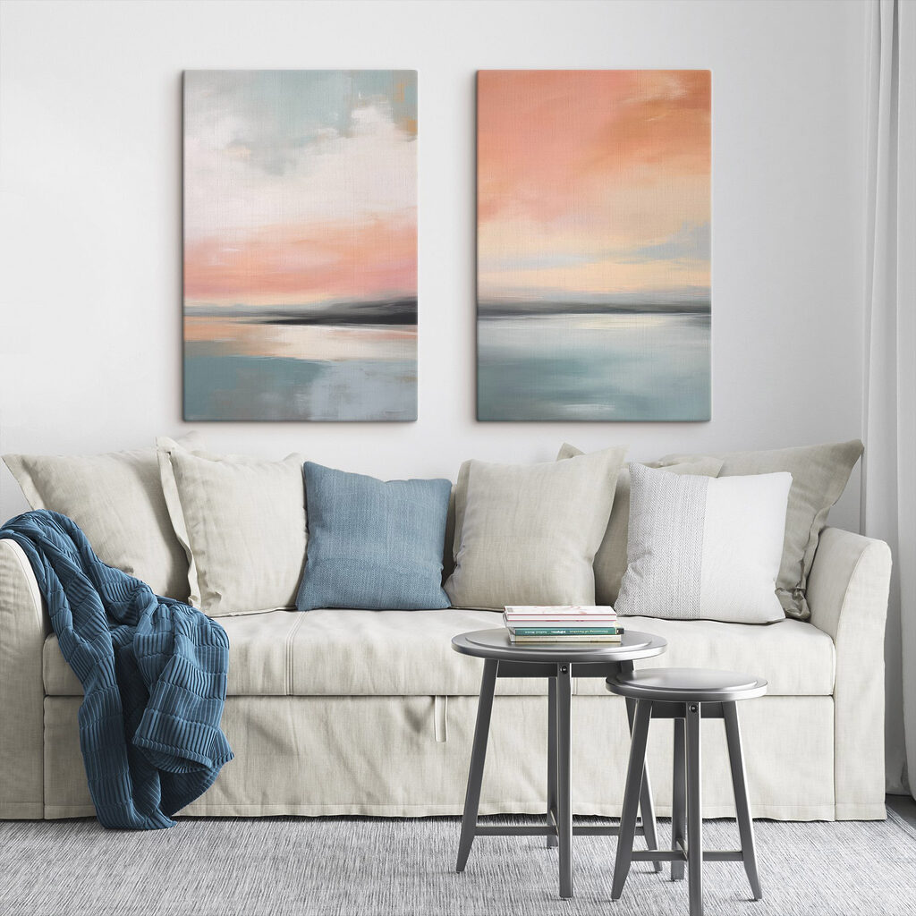 Schilderij van een zonsondergang boven een meer in een interieur