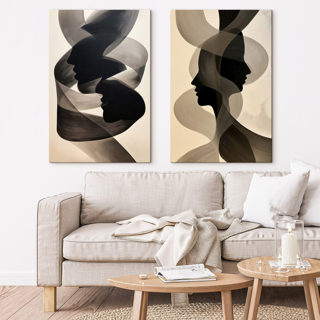 Een paar zwart-witte gezichten in een interieur