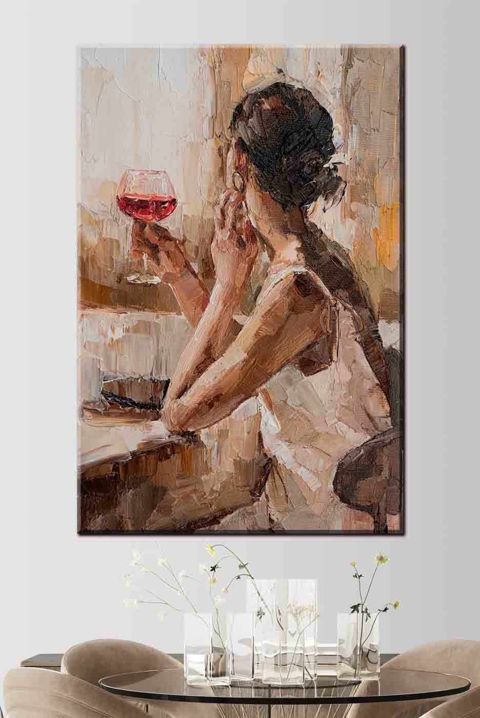 Een schilderij van een vrouw met een glas wijn in de hand in een interieur