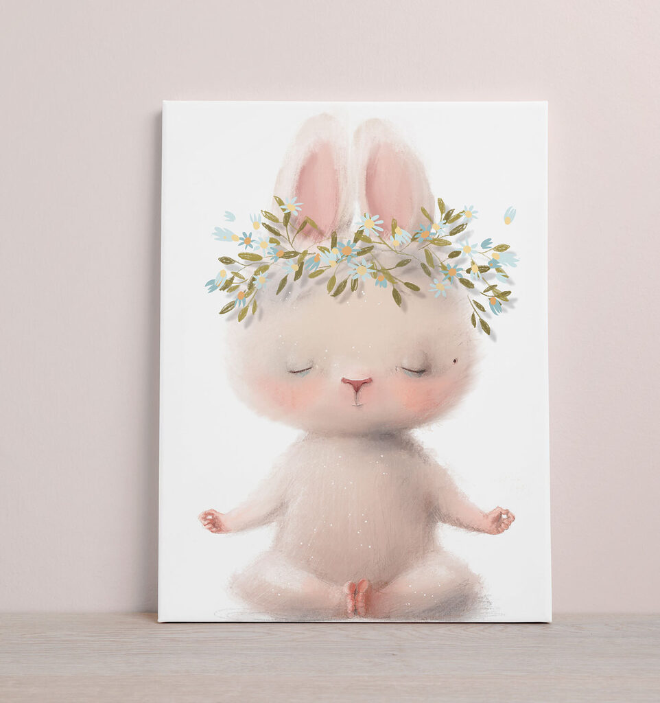 Een cartoon van een konijn met bloemen op zijn hoofd in een interieur