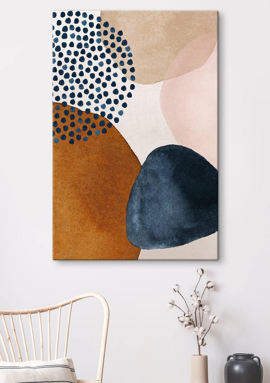 Een schilderij van verschillende vormen en kleuren in een interieur