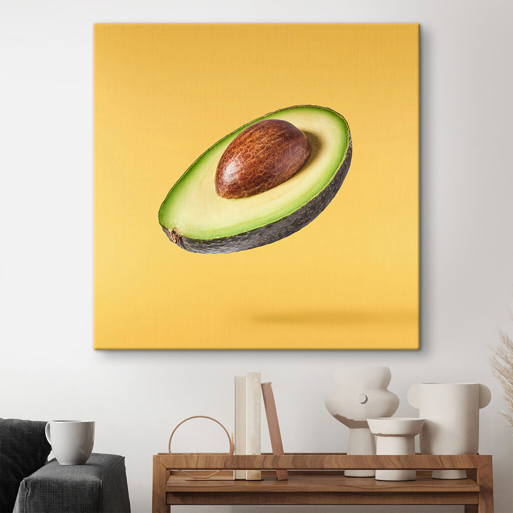 Avocado zweeft op geel — interieur 2