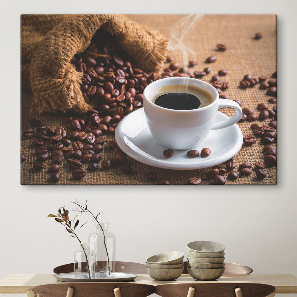 Een kopje naast koffiebonen — interieur 1