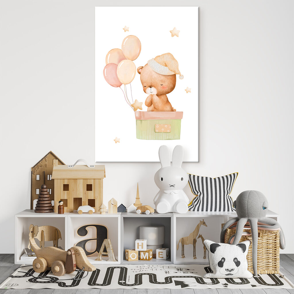 Een teddybeer in een doos met ballonnen in een interieur