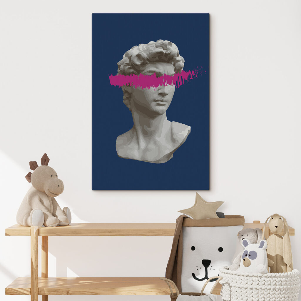 Een standbeeld van een man met een roze streep — interieur 1