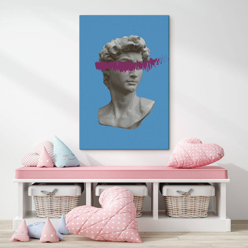 Een standbeeld van een man met een paarse streep — interieur 1