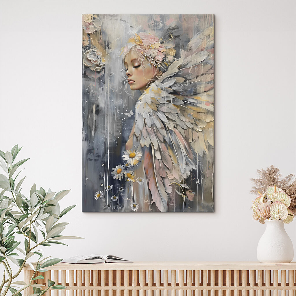 Een schilderij van een vrouw met vleugels en bloemen in een interieur