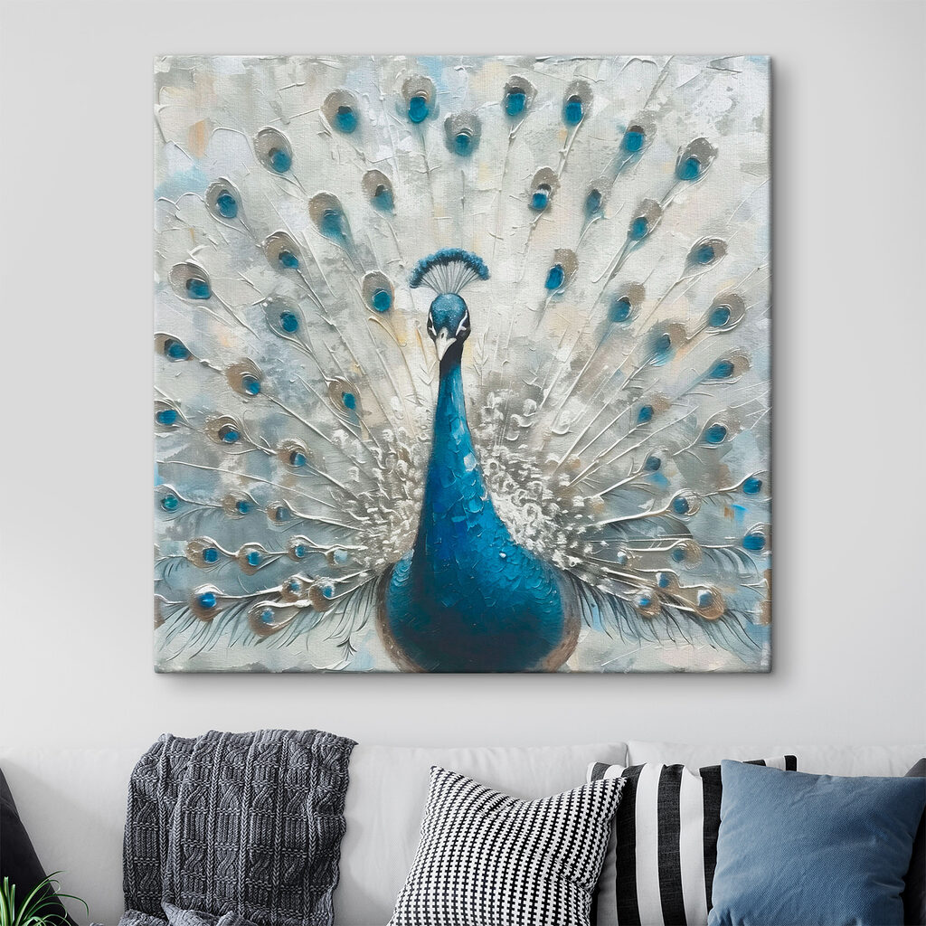 Pauw met bleke pronkveren — interieur 1