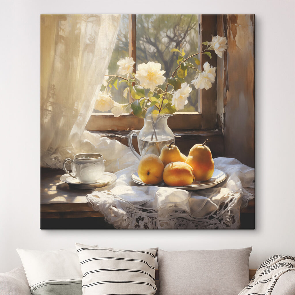 Een bord met fruit en een beker op een tafel naast een vaas met bloemen — interieur 1