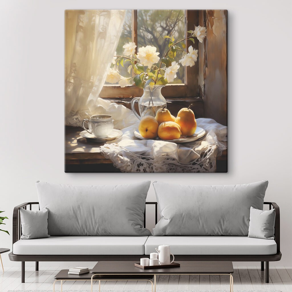 Een bord met fruit en een beker op een tafel naast een vaas met bloemen — interieur 2