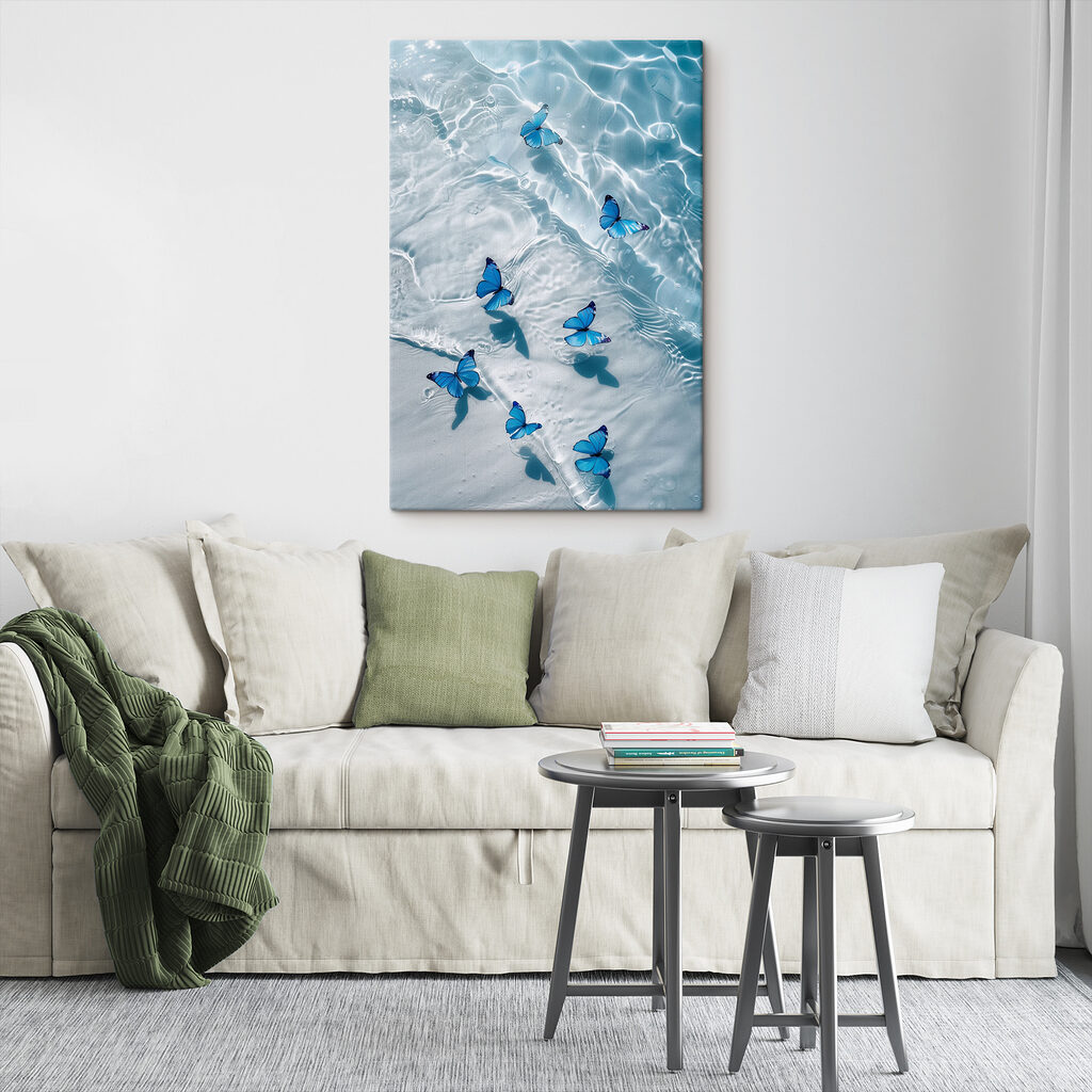 Blauwe vlinders boven water in een interieur