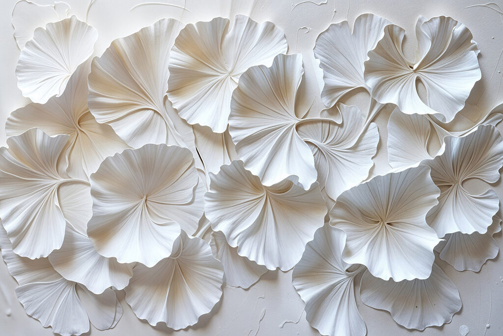 Ginkgobladeren in zacht wit — volledig ontwerp