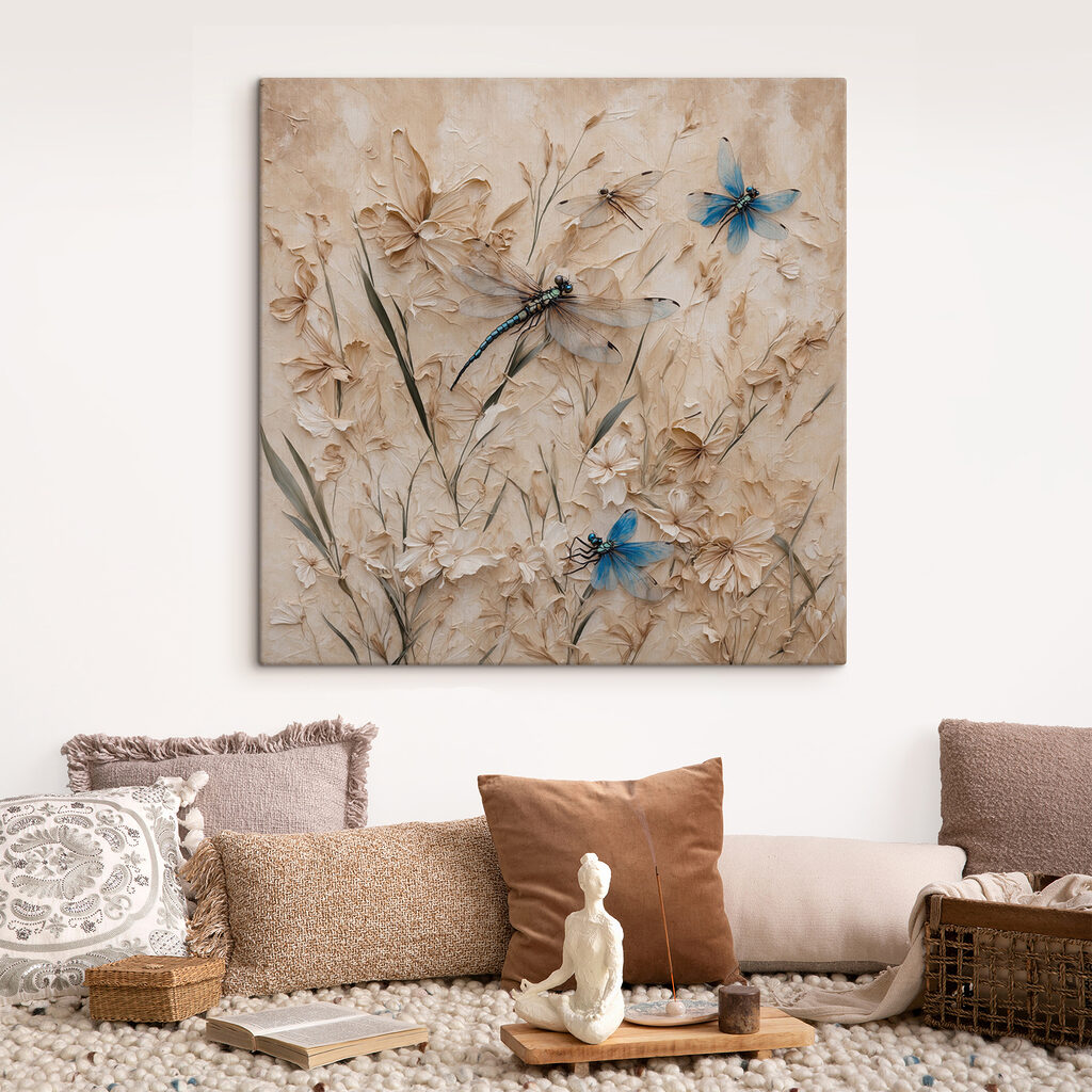Tere vleugels tussen zachte bloemen in een interieur