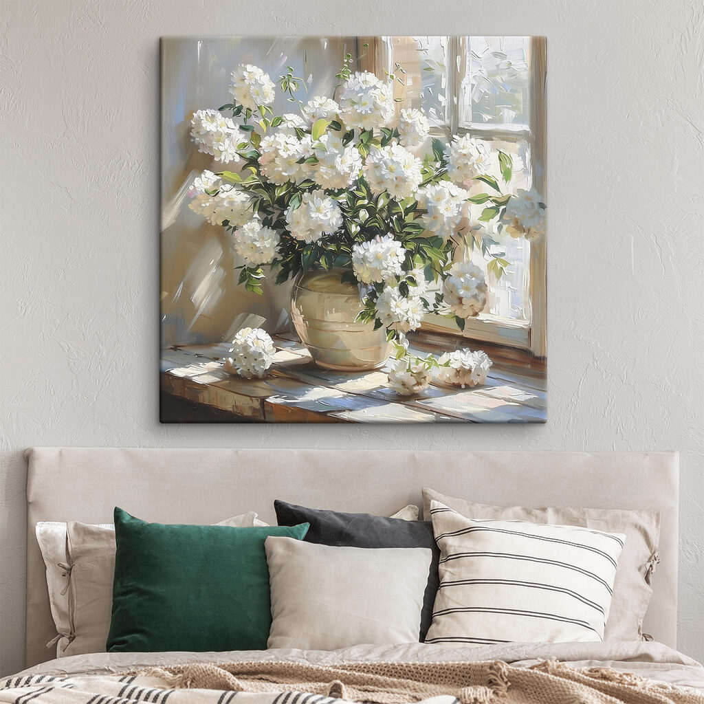 Witte hortensia’s bij raamlicht — interieur 2