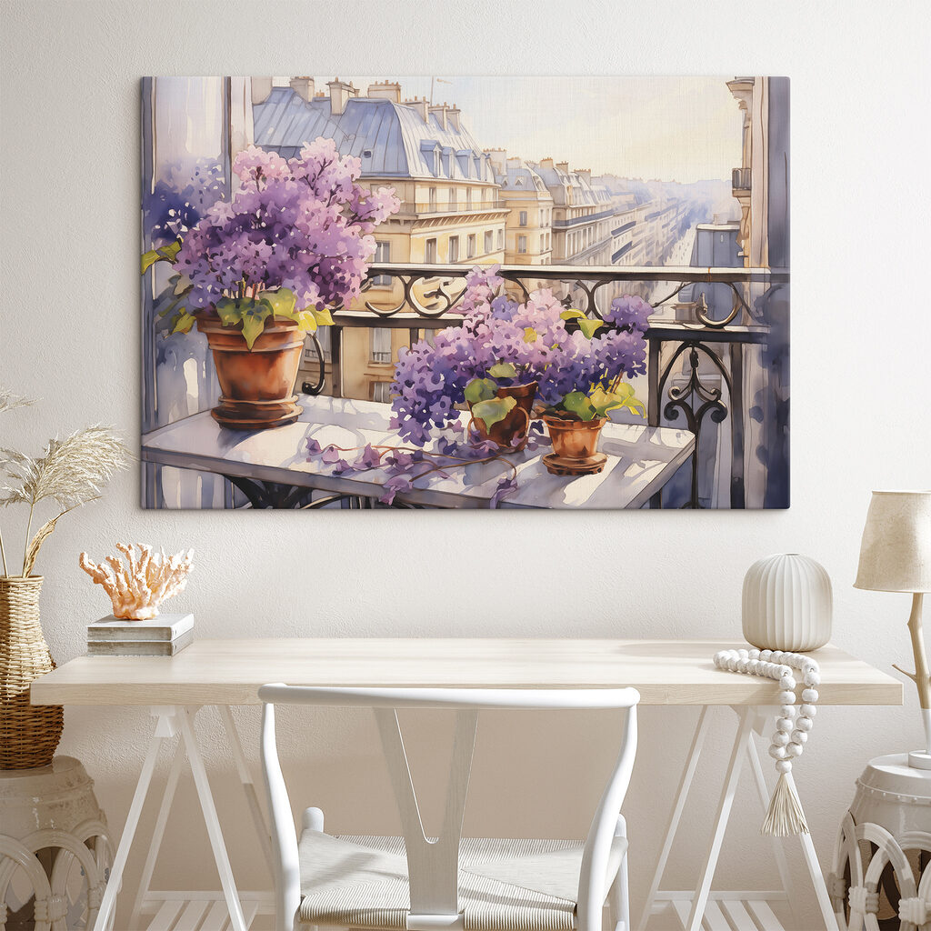 Aquarel van een balkon met paarse bloemen in een interieur
