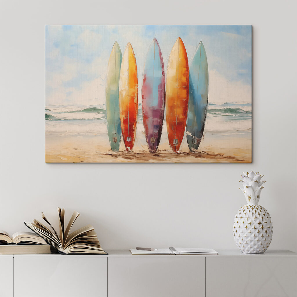 Groep surfplanken op een strand in een interieur