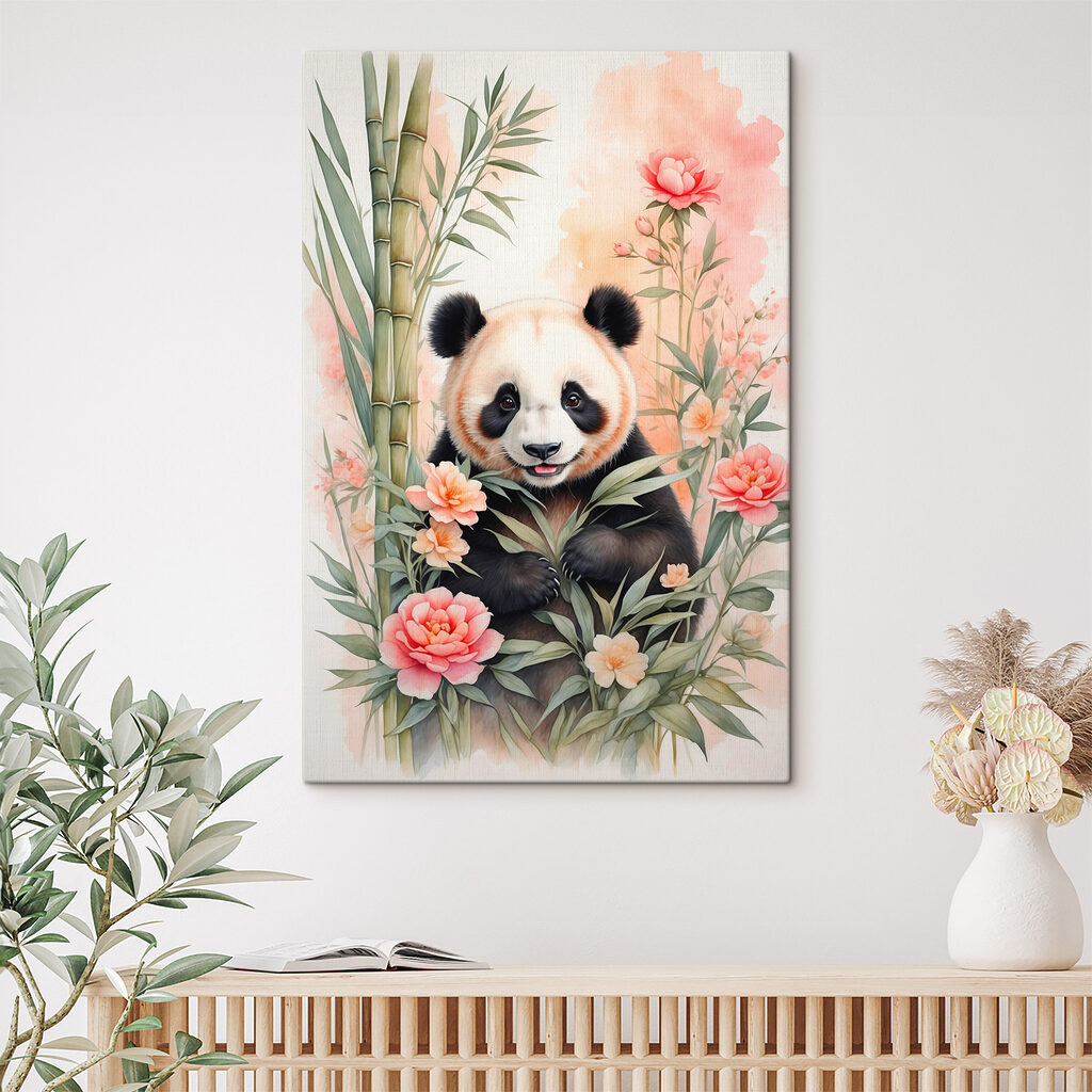 Pandabeer met bloemen en bamboe in een interieur