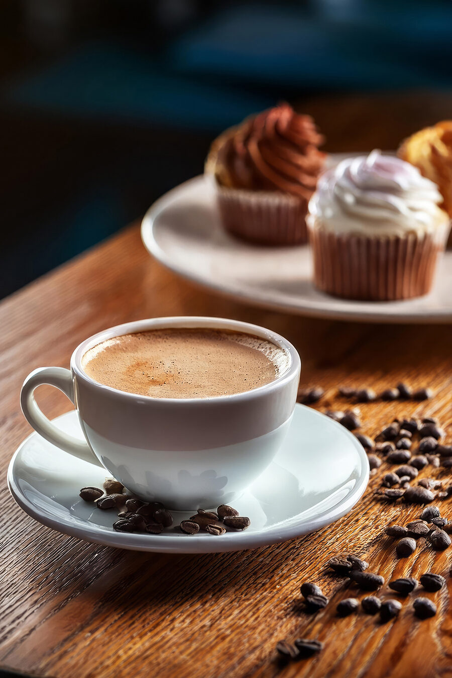 Koffie naast twee cupcakes — volledig ontwerp