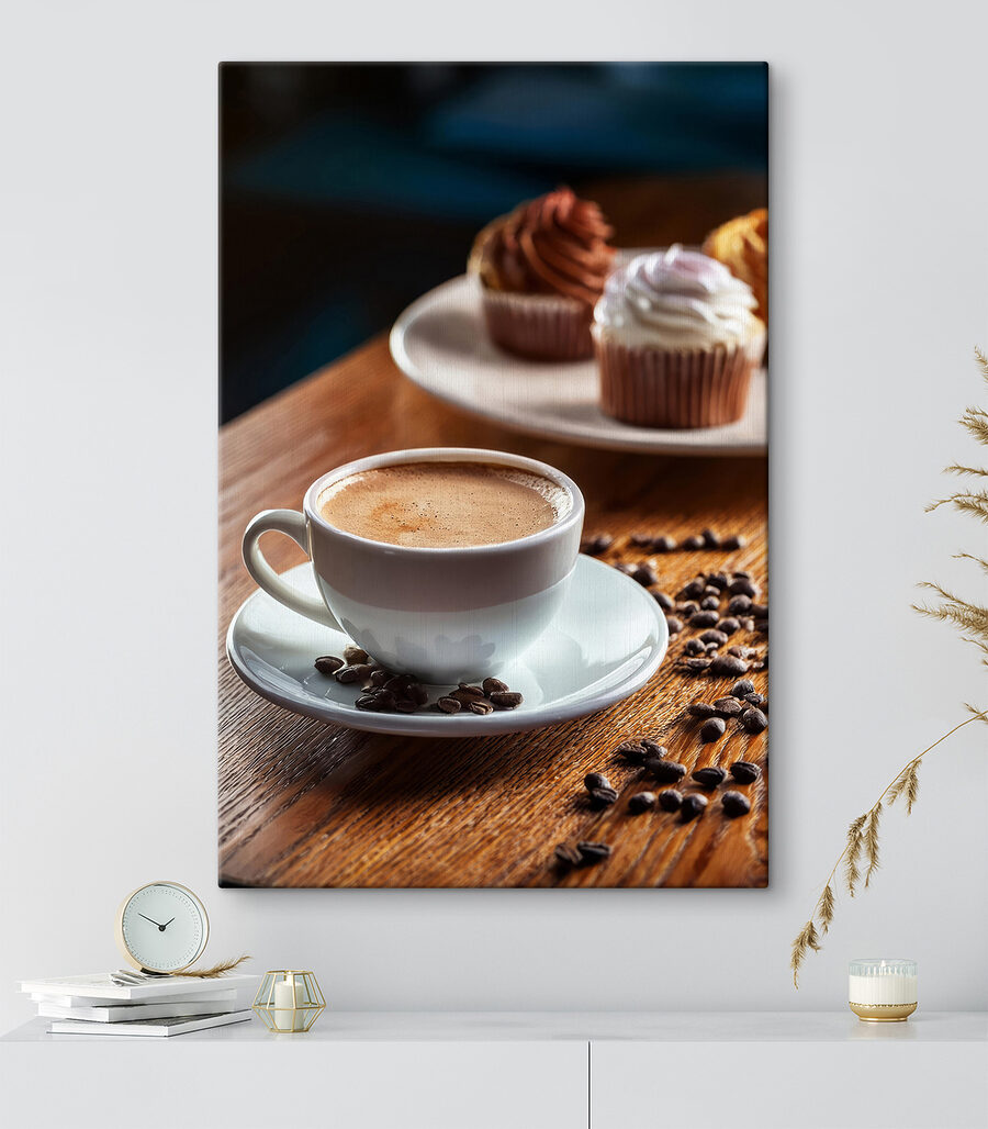 Koffie naast twee cupcakes — interieur 2