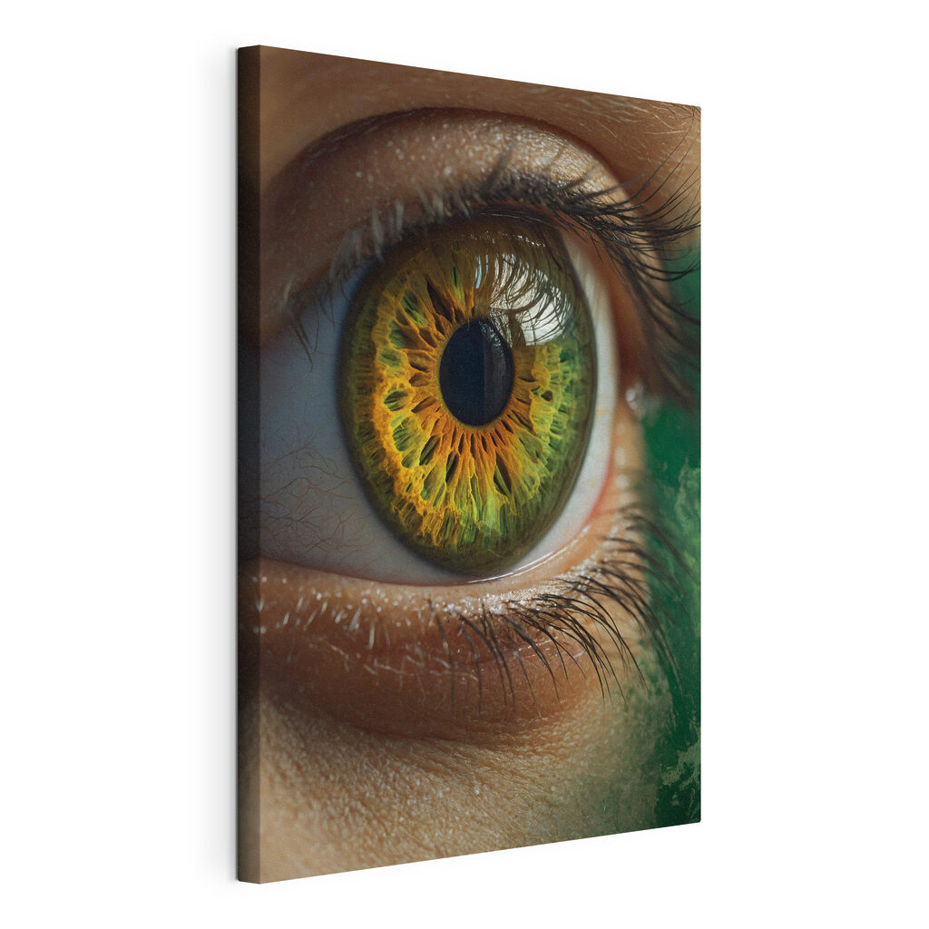 Een iris in goudgroen, gespannen canvas met doorlopende rand