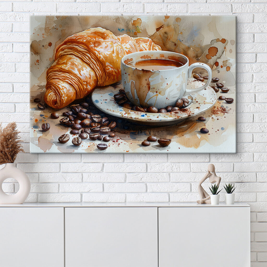 Croissant bij spattende koffie in een interieur