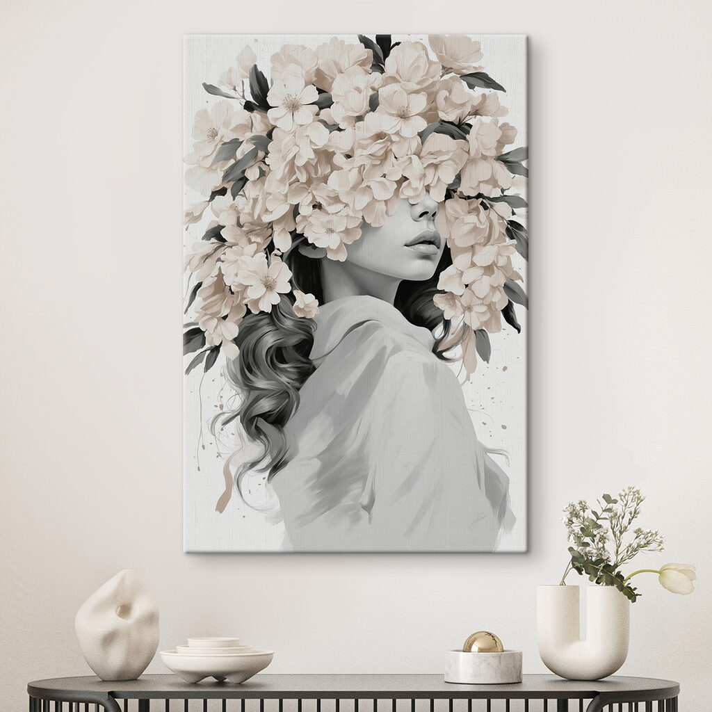 Vrouw met bloemen op haar hoofd in een interieur