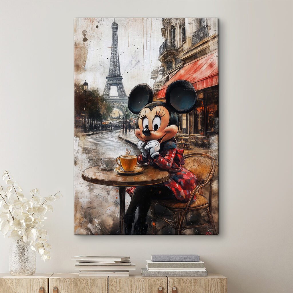 Mickey bij Parijse koffie in een interieur