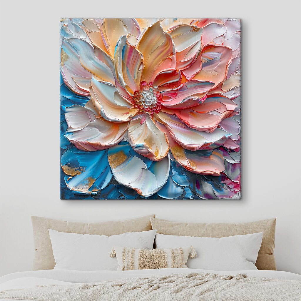 Koraalkleurige bloem, blauwe plooien — interieur 2
