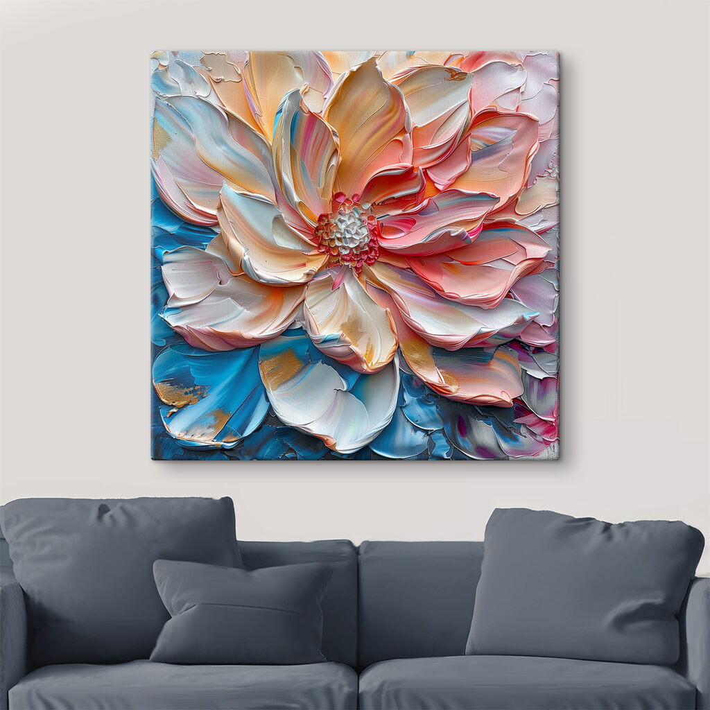 Koraalkleurige bloem, blauwe plooien — interieur 3