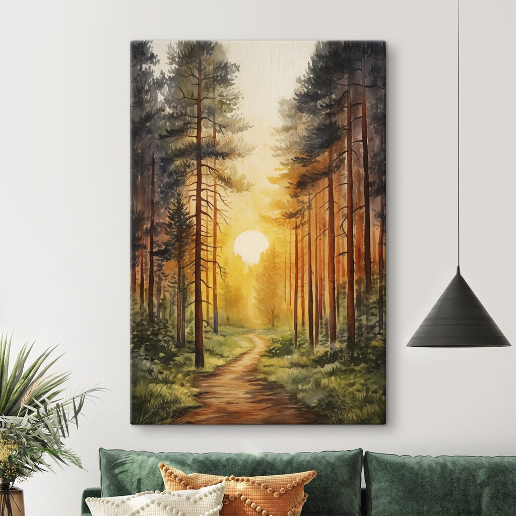 Zon zakt tussen dennenstammen in een interieur