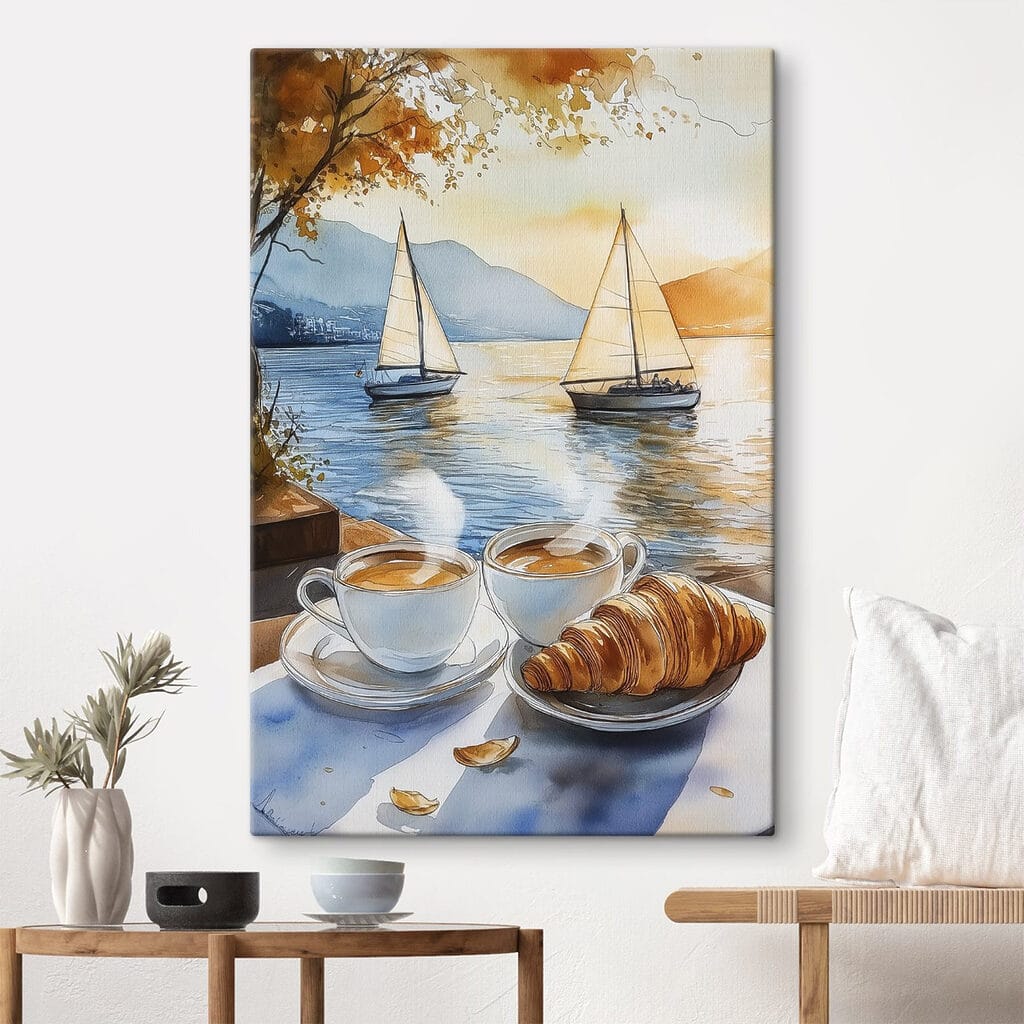 Croissant bij twee zeilboten in een interieur