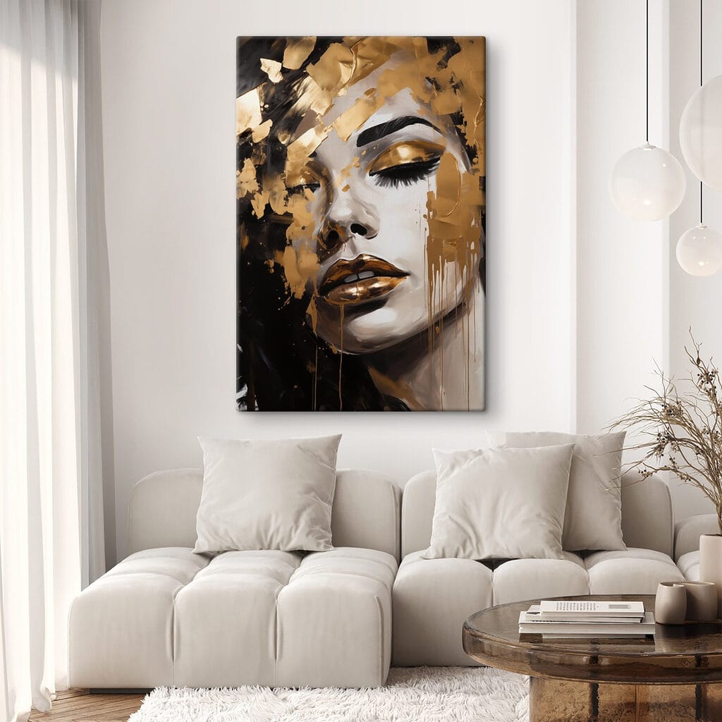 Vrouwengezicht tussen goudvlakken — interieur 2