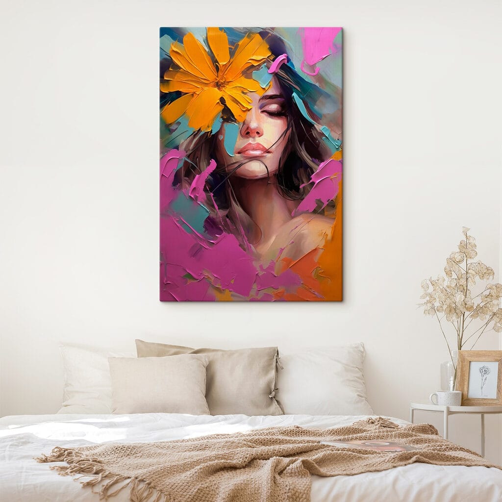 Gezicht tussen felle bloemstreken — interieur 1