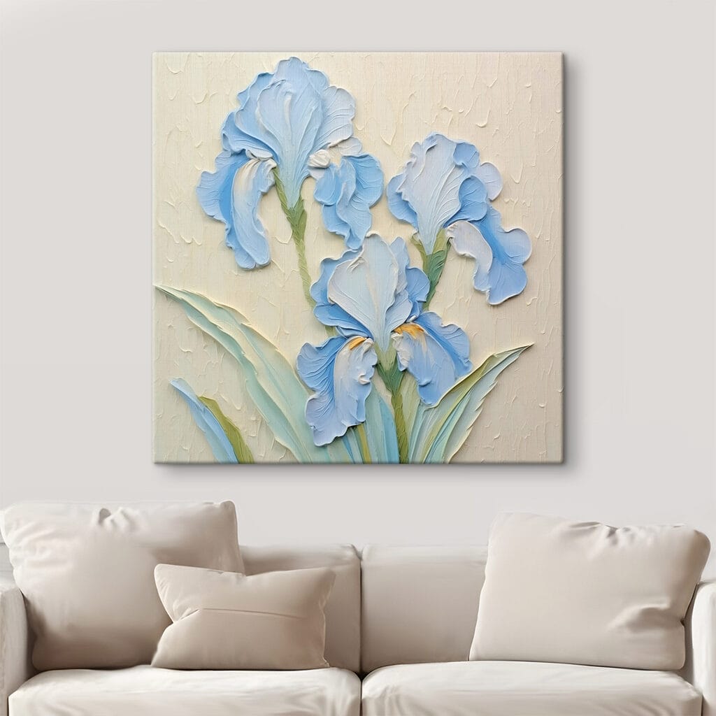 Lichtblauwe irissen op roomwit — interieur 2