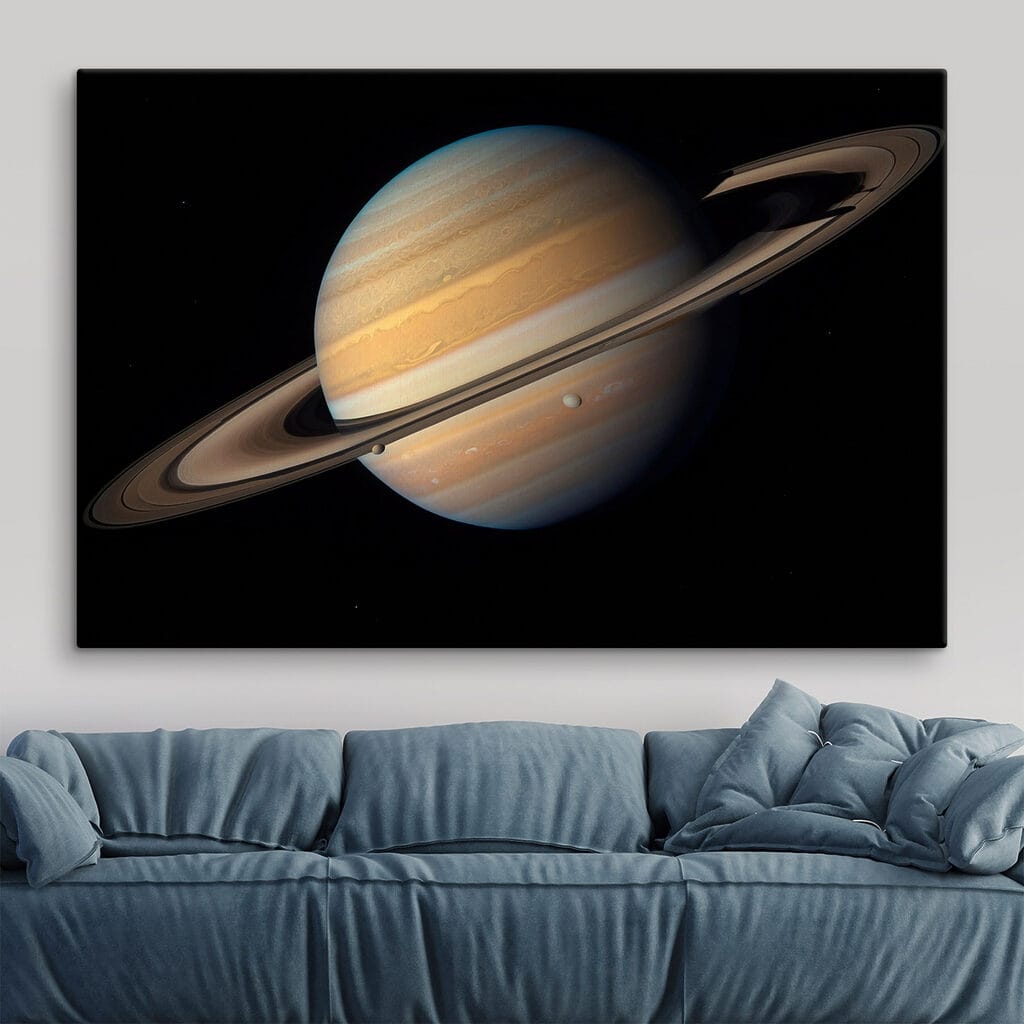 Planeet met ringen eromheen in een interieur