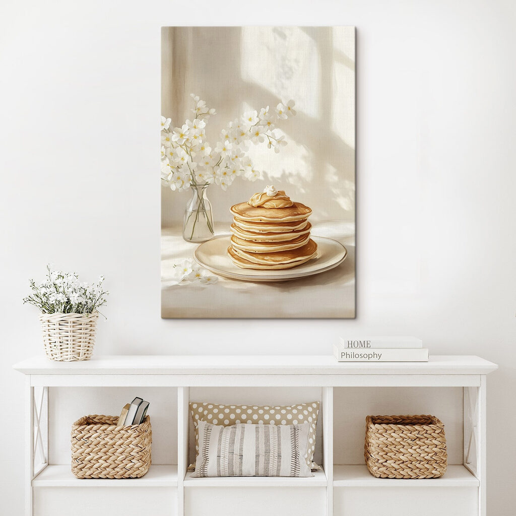 Pannenkoeken naast witte bloesem in een interieur
