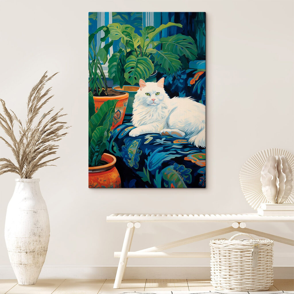 Witte kat tussen kamerplanten — interieur 1