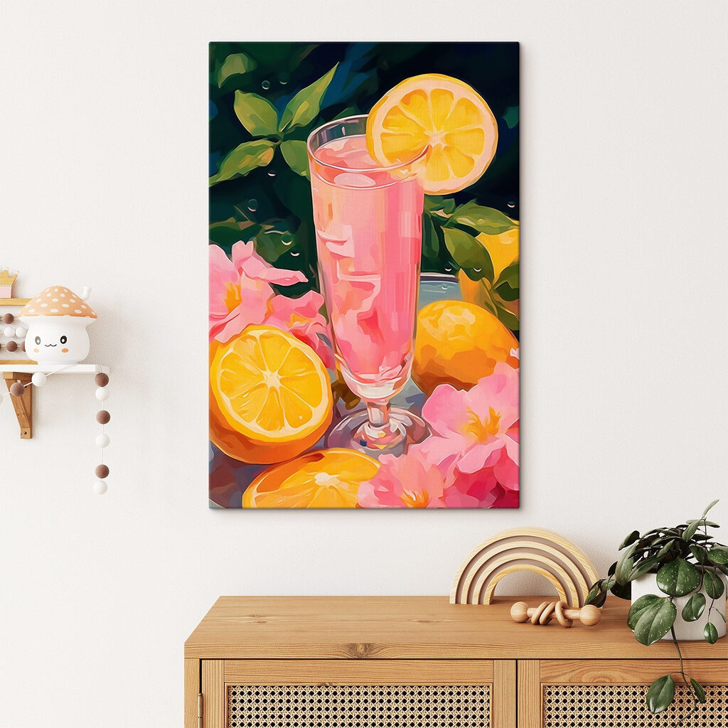 Roze citrusdrank tussen bloemen — interieur 2