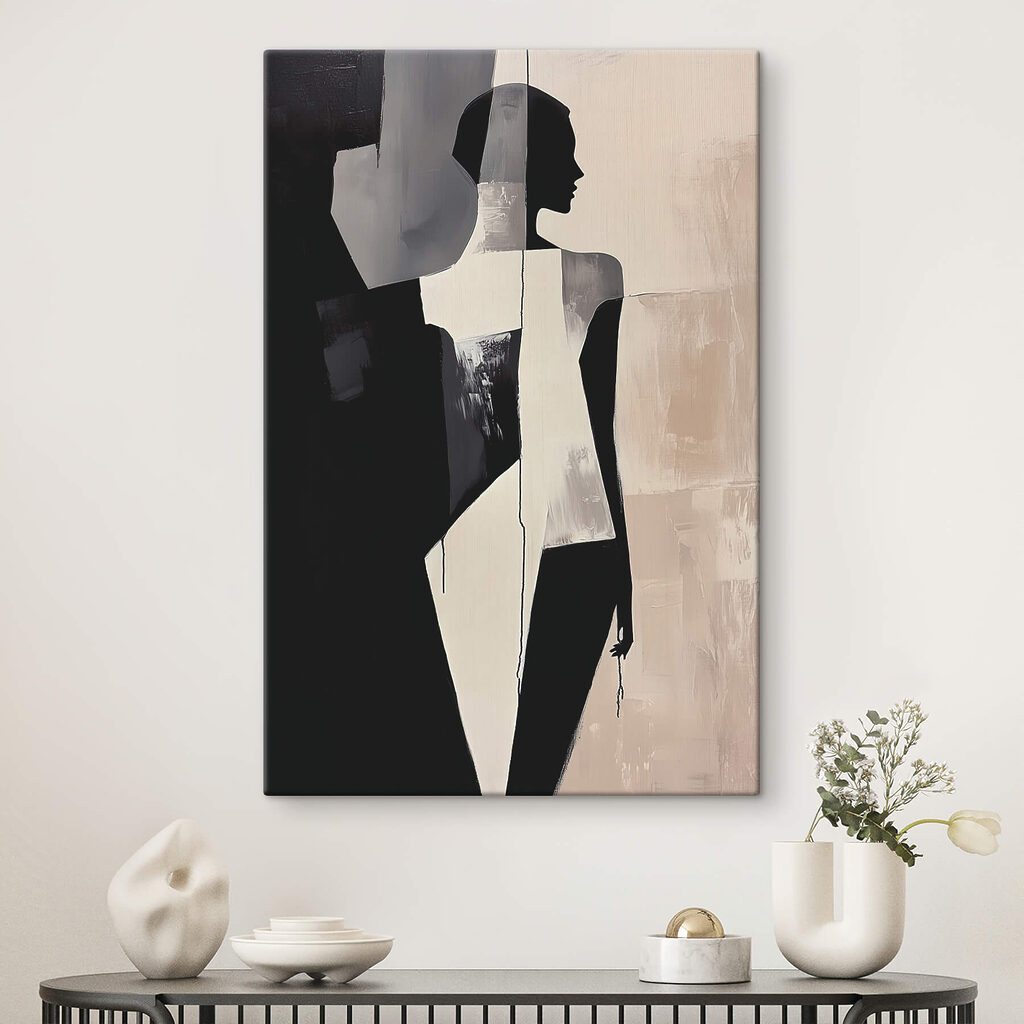 Vrouw’s gezicht in een witte jurk in een interieur