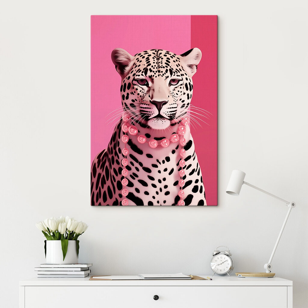 Luipaard met roze parelketting — interieur 1