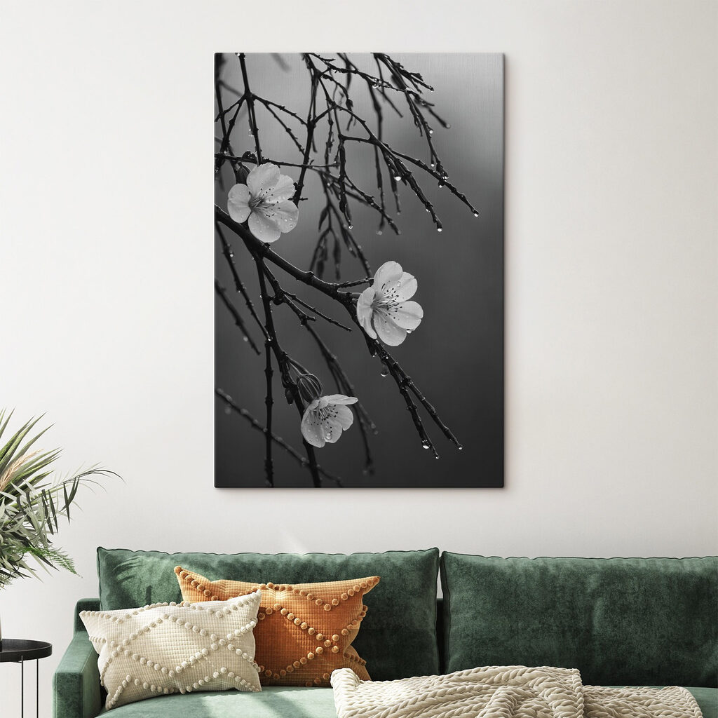 Delicate bloemen onder zachte regen in een interieur