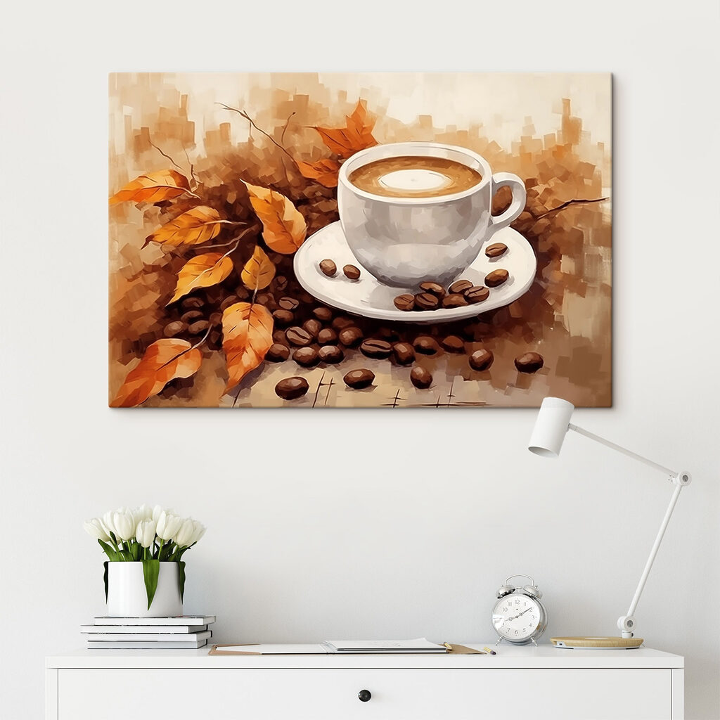Koffie tussen gouden herfstbladeren in een interieur