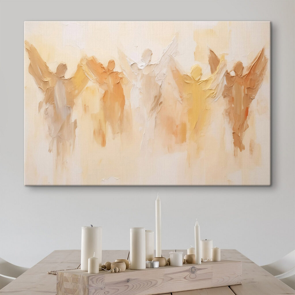 Engelachtige figuren in warme tinten in een interieur