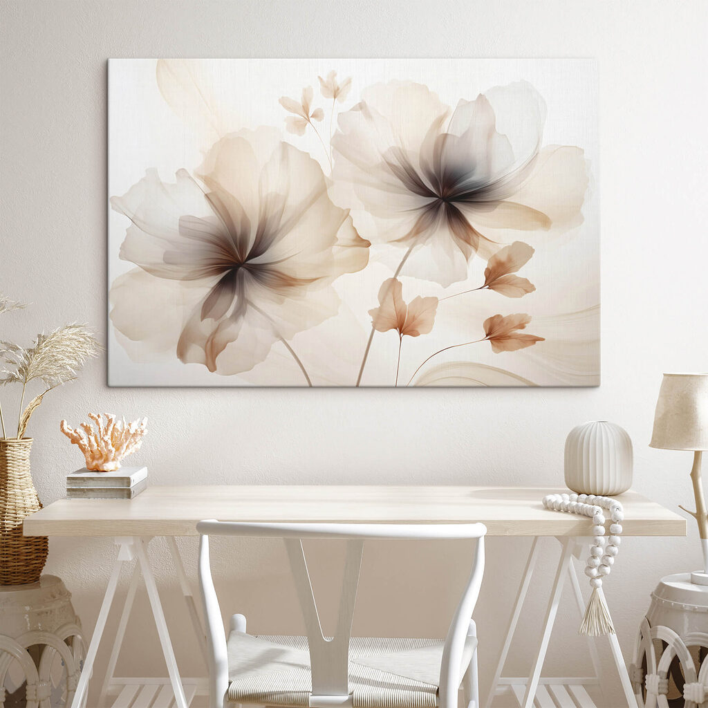 Zachte, delicate bloemen in warme tinten in een interieur