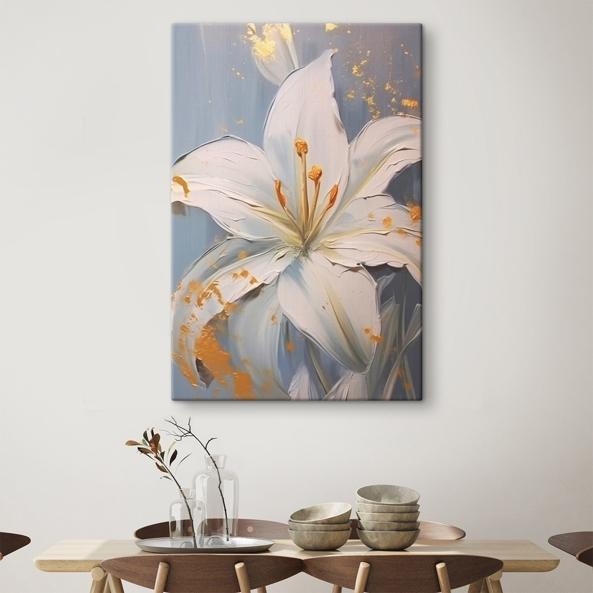 Witte lelie met gele accenten op blauwe achtergrond — interieur 1