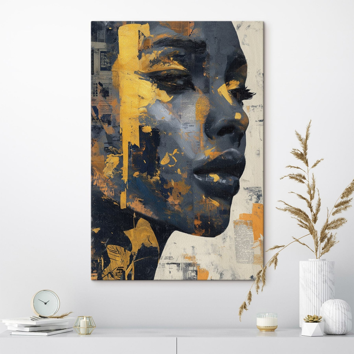 Gemengde-media-portret met krantenfragmenten en decoratieve penseelstreken — interieur 2