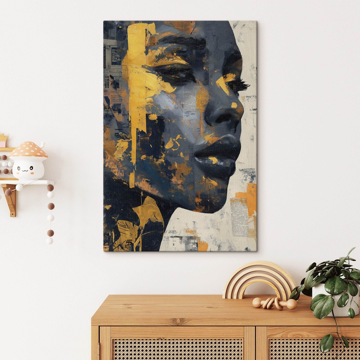 Gemengde-media-portret met krantenfragmenten en decoratieve penseelstreken — interieur 1